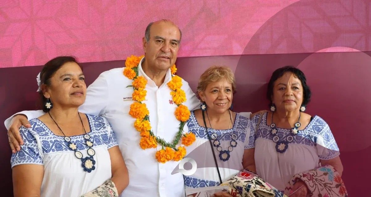 Naty Castrejón acompaña a Julio Menchaca en la entrega del 3er Informe en Ixmiquilpan