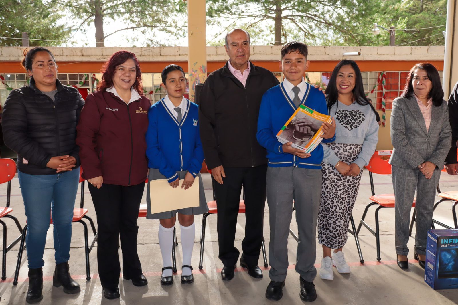 Naty Castrejón entrega equipo tecnológico y apoyos escolares en Emiliano Zapata